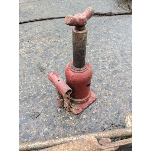 44 - A vintage 2 tonne car jack, and a bottle jack