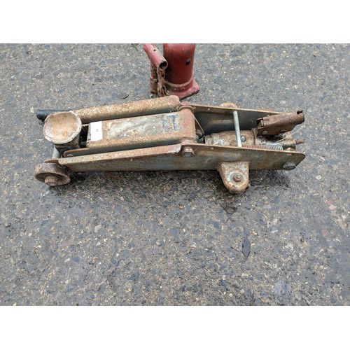 44 - A vintage 2 tonne car jack, and a bottle jack