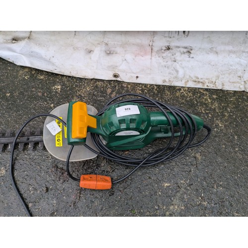 828 - A corded hedge trimmer model fpht500 - Working