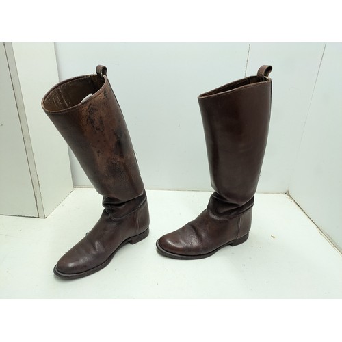 1041 - A pair of brown leather horse riding boots - approx size 5.5