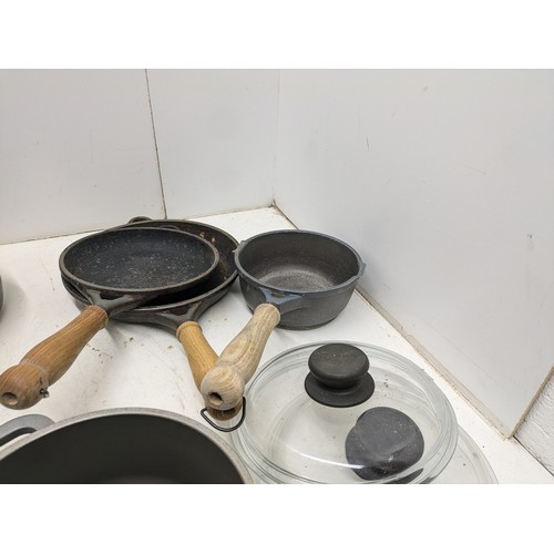 1109 - A Selection of Bendes Cast Iron Saucepans and Pots