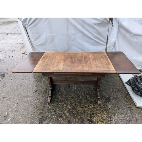 212 - A early 20th century oak extending dining table