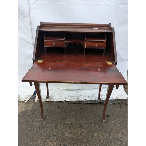 279 - an antique oak bureau with 2 internal and 1 external drawers, and brass handles