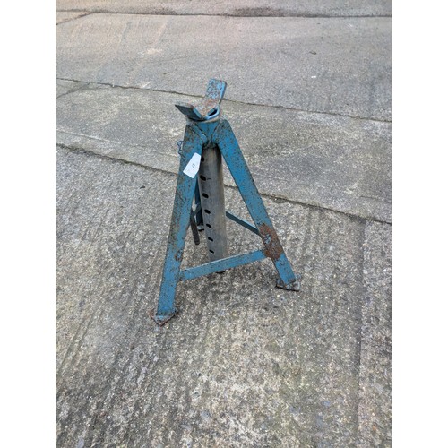 37 - A large blue metal axle stand