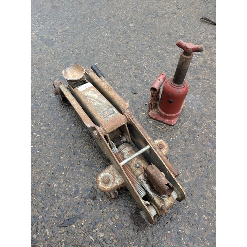 62 - A vintage 2 tonne car jack, and a bottle jack