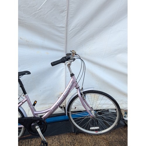 232 - A Land Rover ladies 7 seed push bike