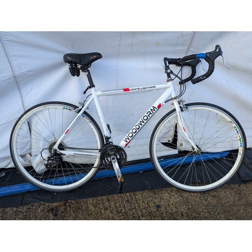 221 - A woodworm white lightning 18 speed road bike