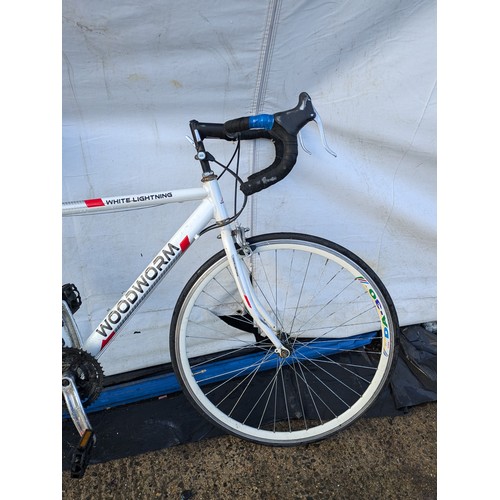 221 - A woodworm white lightning 18 speed road bike