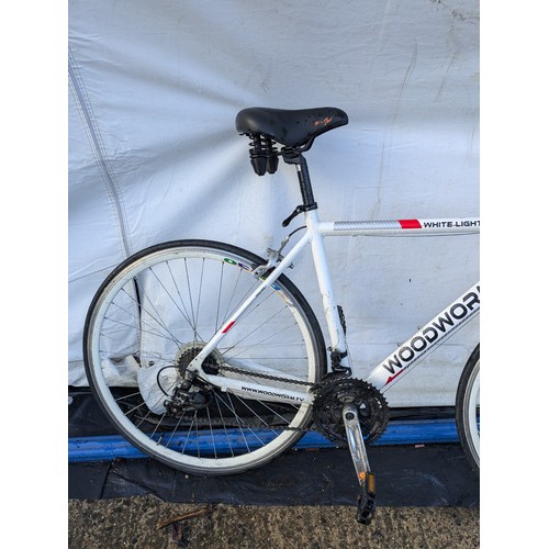 221 - A woodworm white lightning 18 speed road bike