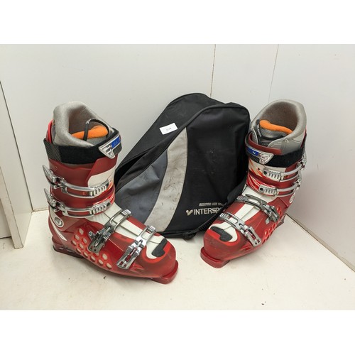 2174 - A pair of Salomon x wave 9 ski boots in carry case