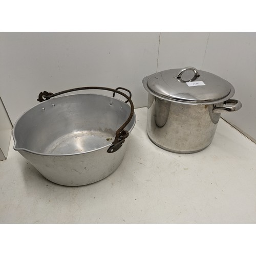 2178 - A pair of cooking pots