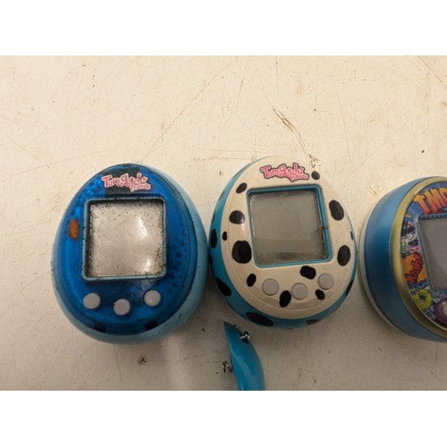 1218 - A Selection of 4 Tamagochi Interactive Games