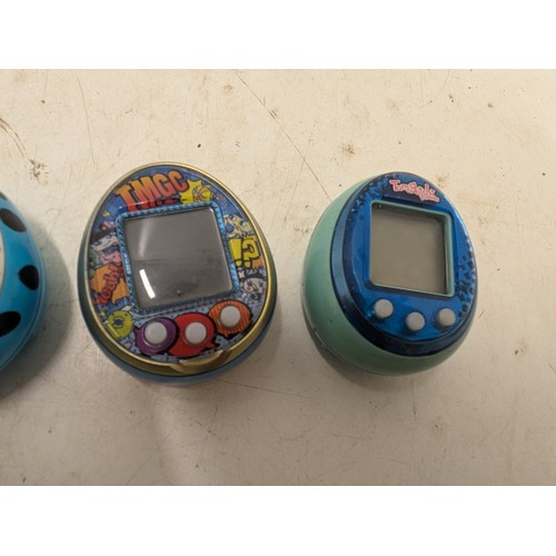 1218 - A Selection of 4 Tamagochi Interactive Games