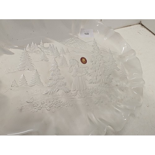 1829 - A Waltherglas Glass dish with engraved winter scene