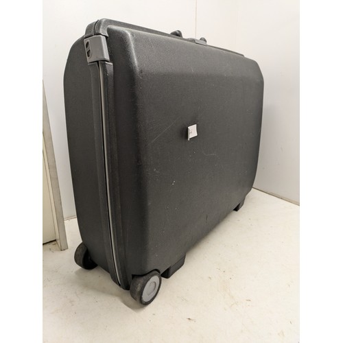 1811 - A Samsonite hard shell suitcase on Wheels