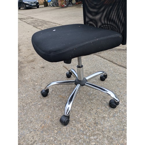 432 - A Black Upholstered Office Chair With Chrome Base