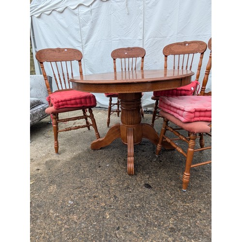 416 - A Dining Chair and Table Set - Oak Circular Dining Table With 4 Matching Chairs and Red Upholstered ... 