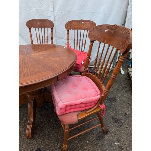 416 - A Dining Chair and Table Set - Oak Circular Dining Table With 4 Matching Chairs and Red Upholstered ... 