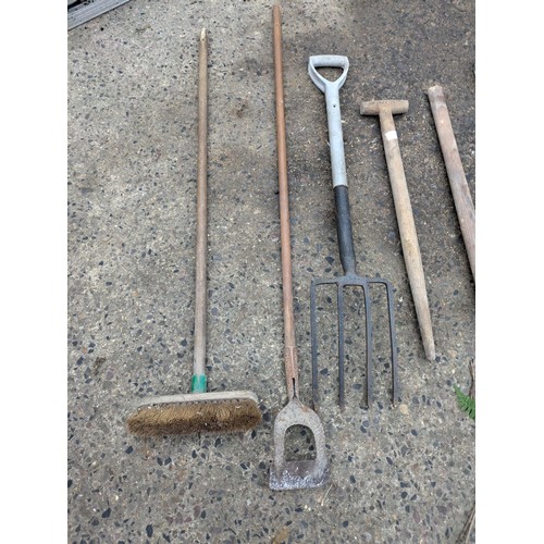 33 - A Selection of Garden Tools