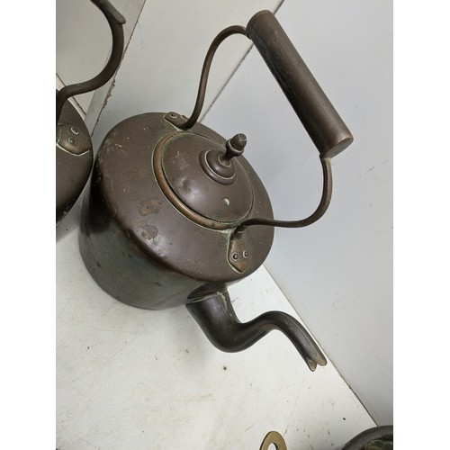 813 - A large selection of vintage copper and brass kitchen equipment including kettles and saucepans