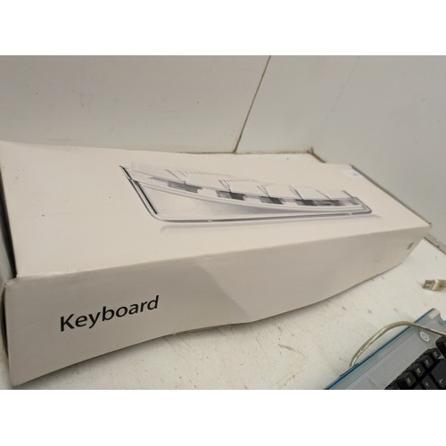 1413 - An official apple usb keyboard and mouse for an iMac