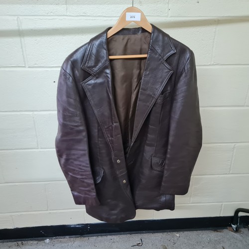 2076 - A Mens Leather Jacket Size Large