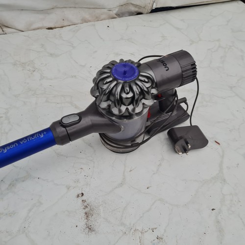 1414 - A Dyson V6 fluffy cordless vacuum cleaner