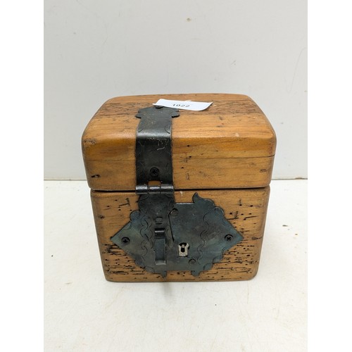 1022 - A 20th Century oriental Oak Trinket Box