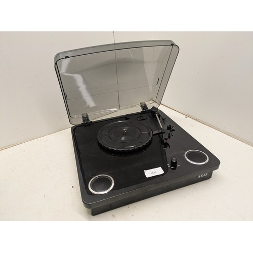 1439 - An Akai model 860020 Turntable with built in speakers