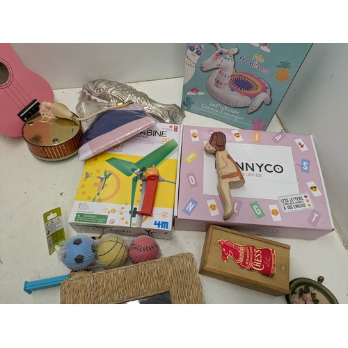 2030 - A Large Selection of Various Toys and games