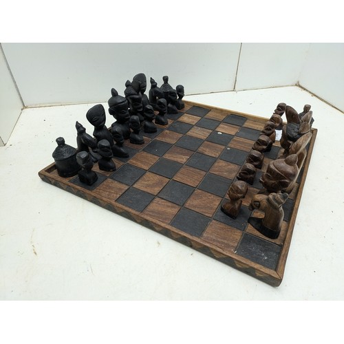 2010 - An African themed chess set with board and pieces - 2 pieces missing