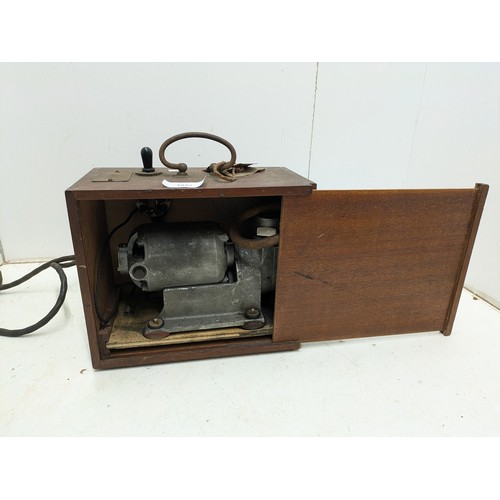 1042 - An Atmozon vintage electronic circa 1950s motor in pine case