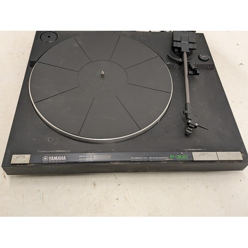 1484 - A Vintage Yamaha P-300 Servo Direct Drive Semi Automatic turntable - Powers on and Spins Record