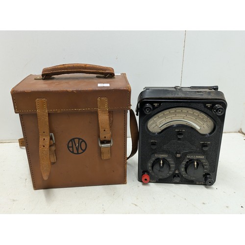 1040 - A avo Universal model 8 meter in original leather case