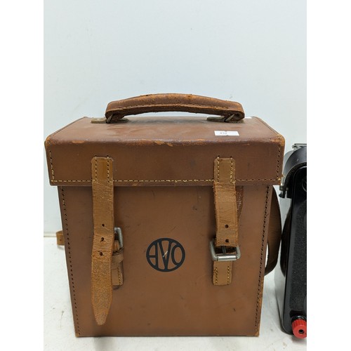 1040 - A avo Universal model 8 meter in original leather case