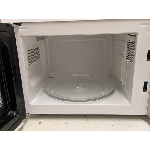 1436 - A Daewoo Model Kor6l15sl 700w microwave