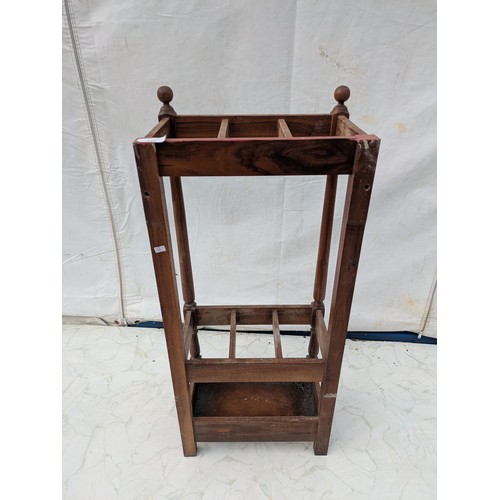 610 - An upstanding umbrella and walking stick stand with traditional English design