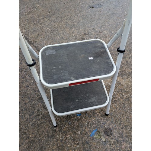 200 - A 2 step folding ladder