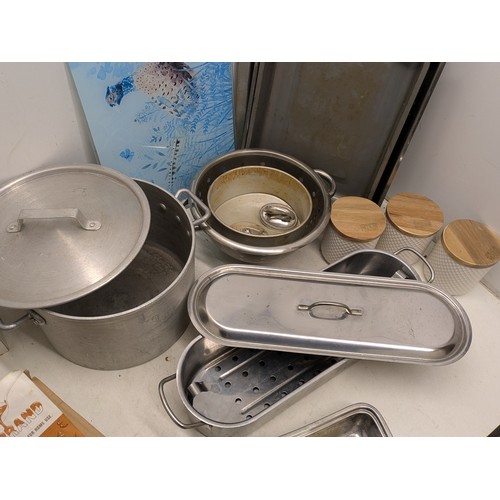 2062 - A variety of kitchen ware including saucepans, baking trays, etc