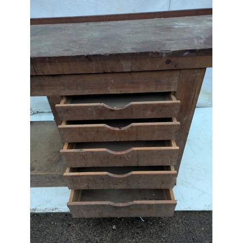 231 - A Solid Oak Worksmans bench with Large Metal vice, and 5 Drawers