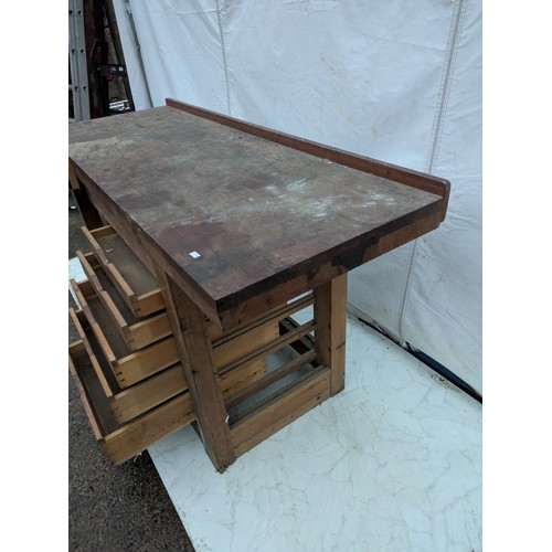 231 - A Solid Oak Worksmans bench with Large Metal vice, and 5 Drawers