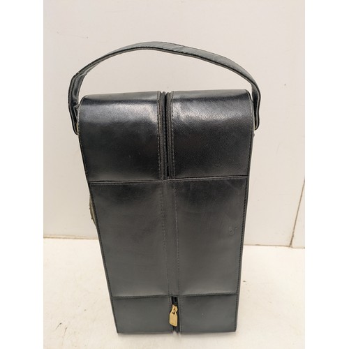 2035 - A quality leather zipped 2 wine bottle carry case