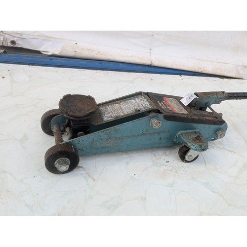 255 - A Halfords Hydraulic Trolley Jack