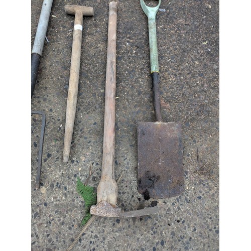 33 - A Selection of Garden Tools