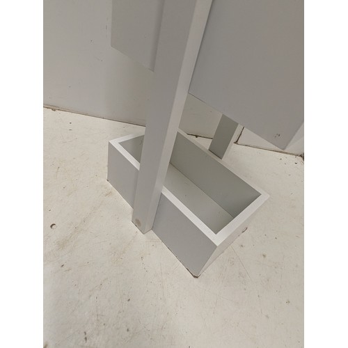 419 - A Small Floor Standing Bathroom/Kitchen Shelving Unit