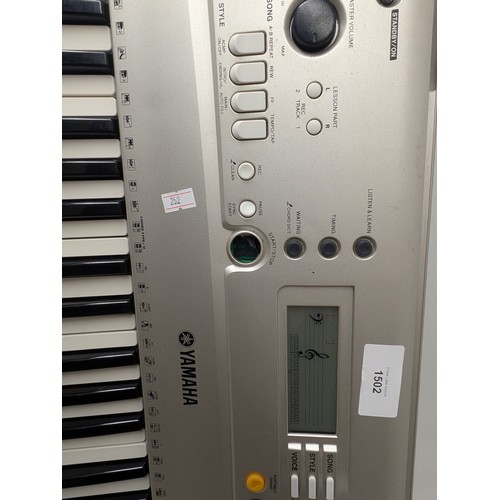 1502 - Yamaha model psr-e313 electromoc keyboard