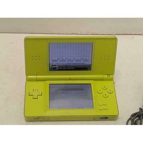 1515 - A lime Green Nintendo DS Console With Charger and 4 Games - Working