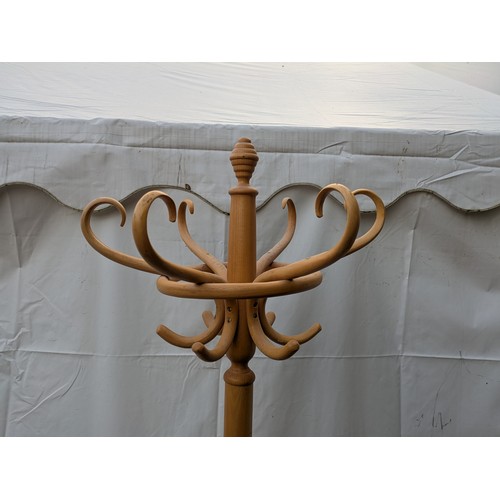 487 - A stylish pine coat and hat stand