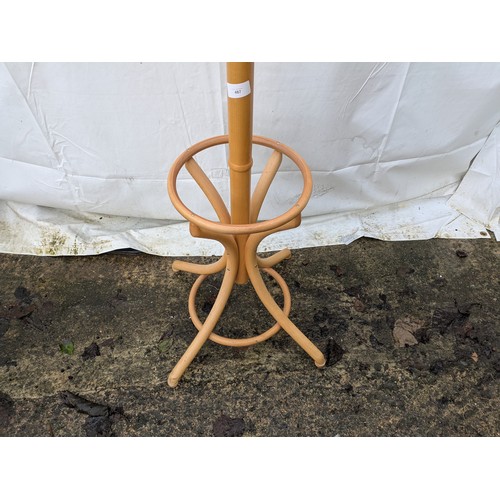 487 - A stylish pine coat and hat stand