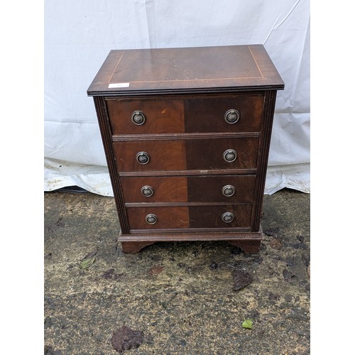 493 - A antique mahogany 4 drawer chest of drawers